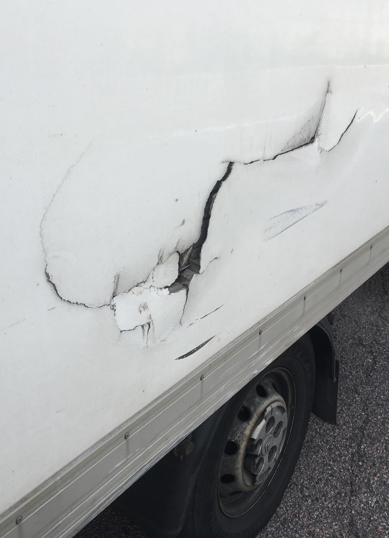 Transportskåpet hade hål i sidan.