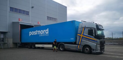 Bengts Åkeri i Örebro AB har fälttestat Ecosense Trailer Assist på en Volvo FH Globetrotter XL dragbil. Den automatiska inställningen av takluftriktaren minskade bränsleförbrukningen med 6 procent.