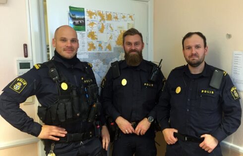 Tre nyutexaminerade F1-poliser har fått sina medaljer. Från vänster Conny Salestedt, Thomas Ek och Robin Rovina. Foto: Roger Ogemar
