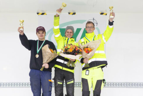 Prispallen efter tävlingen i Skövde. Från vänster: Benjamin Hansson, Lindeskolan - Daniel Kvist, Vreta utbildningscenter och Viktor Gunnarsson, Viskastrandsgymnasiet. Foto: Evelina Carborn.