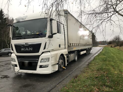 Förutom att ha kört för mycket, kände föraren inte till att det för lastbil med släp är 80 km/h som gäller i Sverige. Foto: Roger Ogemar