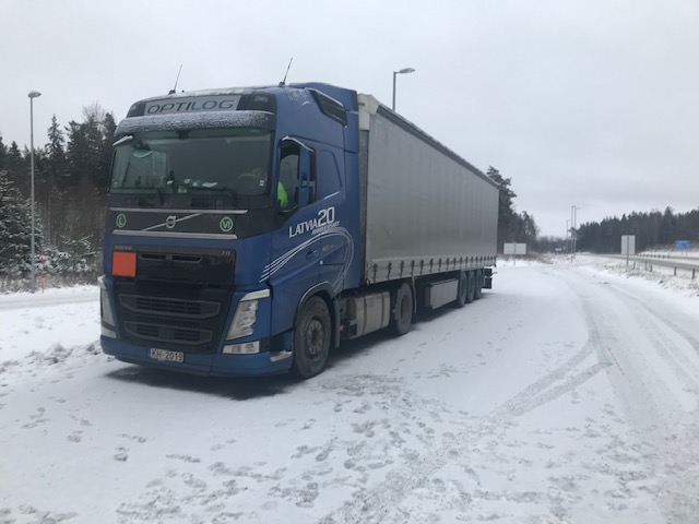 Att lägga på rätt däck kostade ytterligare 15 000 kronor utöver ordningsboten. Foto: Roger Ogemar
