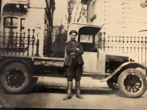 B Anderssons första bil år 1926 med farfar Agard.
