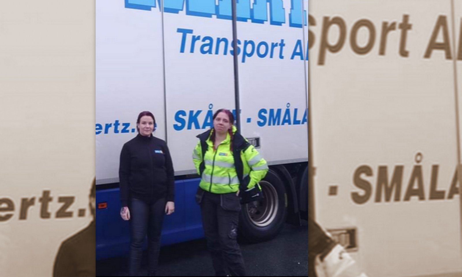 Till vänster står Sanna som är arbetsledare Jönköping och till höger står Evelina, en av chaufförerna i Jönköping. Foto: Nickes Åkeritjänst.