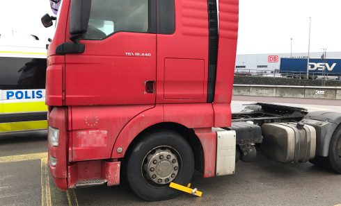 När dragbilen klampades hade den en trailer med gods till Belgien bakom. Dagen därpå var trailern borta och dragbilen stod sedan kvar i ytterligare ett dygn.