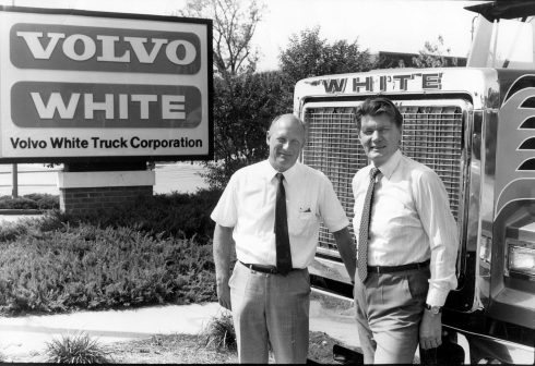 Sten Langenius och USA-vd:n Thage Berggren intill det nystartade Volvo White Truck Corporations huvudkontor i Greensboro, North Carolina 1982. Foto: S-E Lindstrand