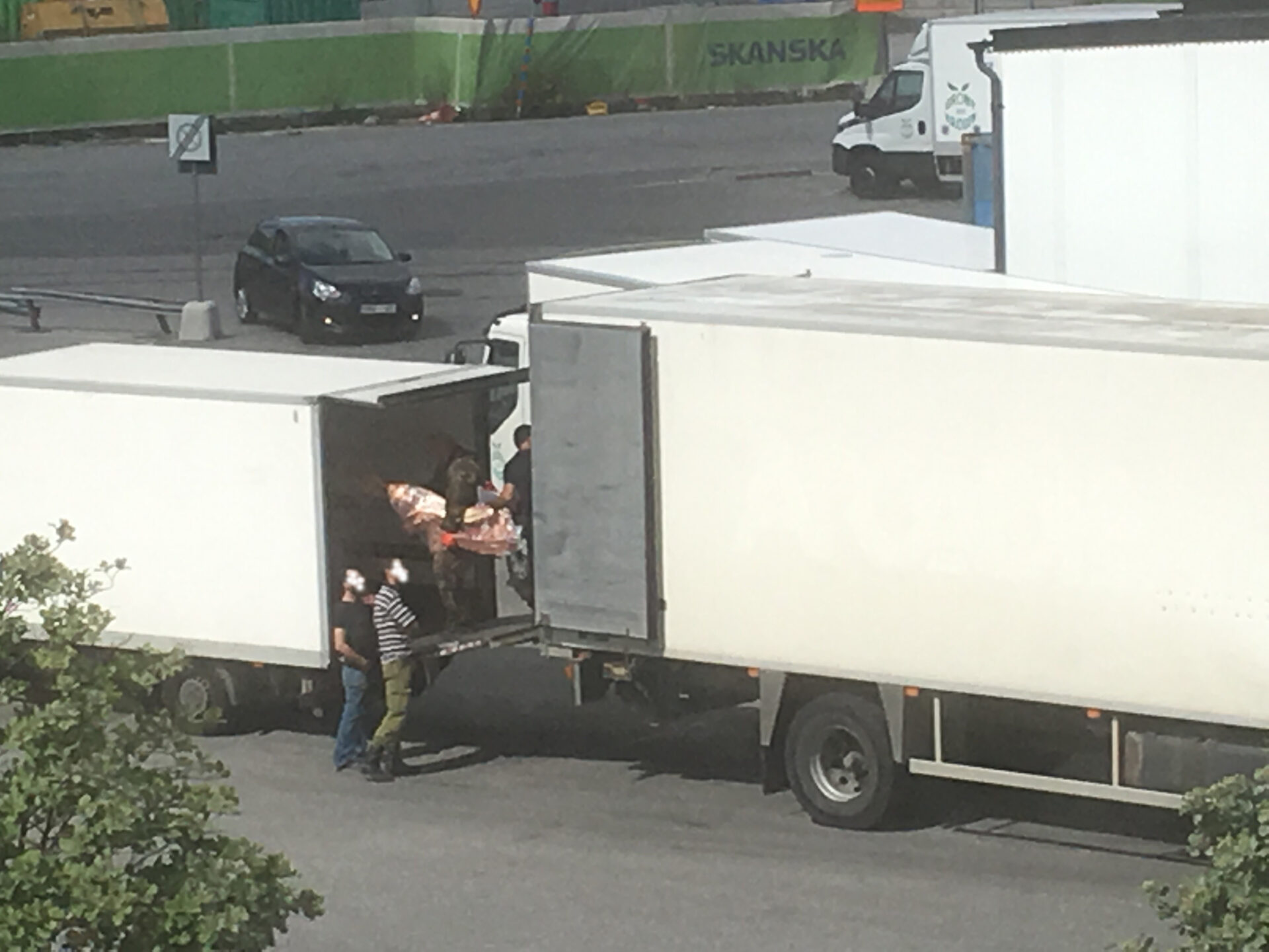 Så här såg det ut i Årsta när köttet i kylbilen från Baltikum lämnade över köttet till vanliga lätta lastbilar för 