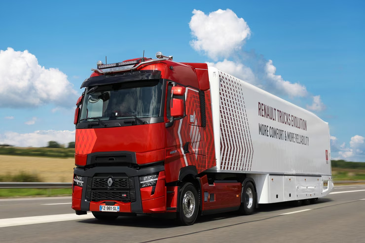 Den nya märkeslogotypen, en enkel romb gjord av borstad aluminium på svart bakgrund, kommer samtidigt som de elektriska lastbilarna introduceras. Foto: Renault.