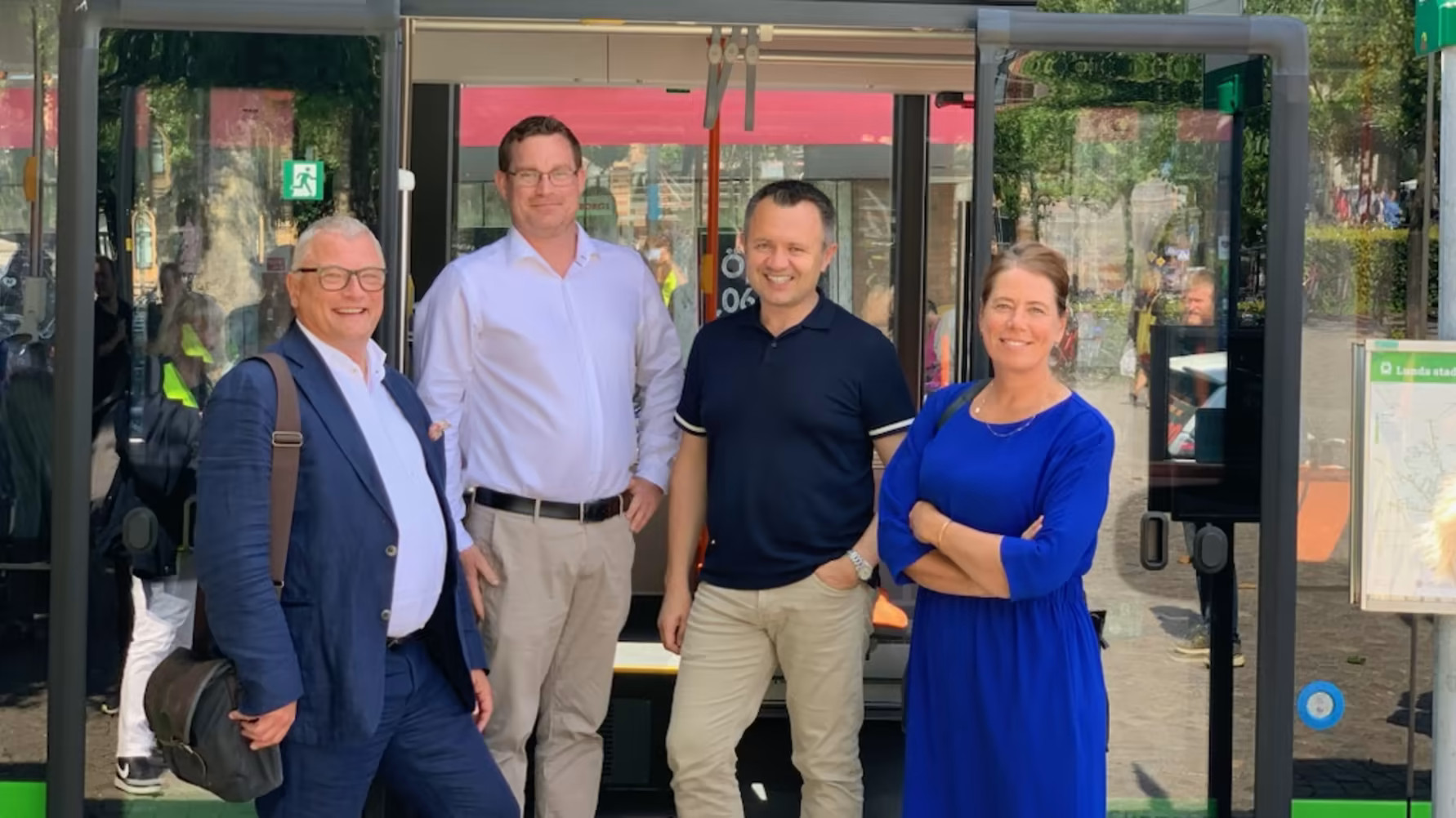 Håkan Rusk, Patrik Johansson, Sezgin Kadir och Karin Waldén från Kraftringen vid invigningen av Lunds nya stadsbusstrafik. Fotograf: Sara Hoff.