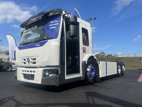 Med nigningsfunktion och bussdörr är det endast ett enda litet steg in och ut ur hytten. Foto: Renault Trucks.