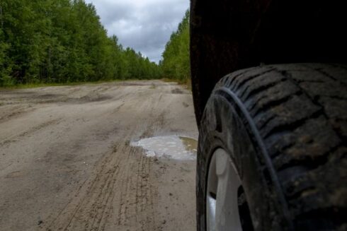 Nästan 10 procent av de svarande uppger att de nyligen råkat ut för en fordons- eller personskada till följd av dåligt vägunderhåll.