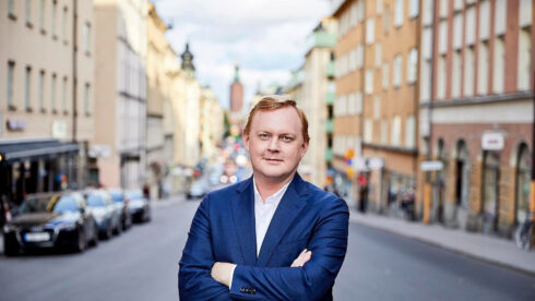 "Företag och stockholmare hinner inte ställa om till el- eller gasbilar på så kort tid", säger oppositionsborgarrådet Dennis Wedin (M). 