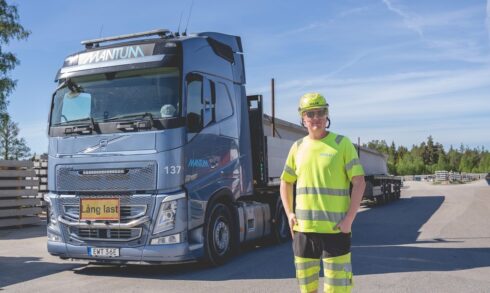   Chauffören Charlie och de andra på Hyltebruks Transport (Mantum) kan nu glädjas över att en av lastbilarna får sig ett ansiktslyft värt 100 000 kronor efter vinst i Klaraviks drömlastbilstävling.  