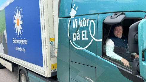 Peter Liljedahl, transportchef på Skånemejerie,r i företagets nya eldragbil.