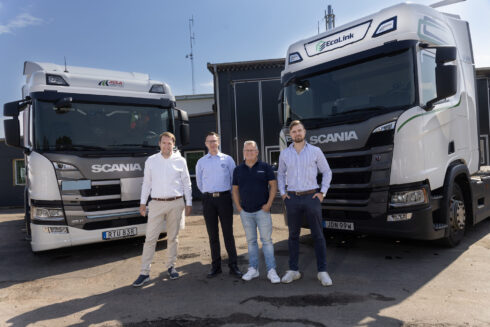 Toveks Lastbilar ska leverera 20 ellastbilar för regionala transporter till Jula Logistics. Fr.v. Rickard Bergqvist Jula, Niklas Engholm SSE, Anders Kron Toveks Lastbilar, Pontus Sahlgren EcoLink. Foto: Scania
