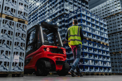 Linde Reverse Assist bromsar automatiskt trucken vid kollisionsrisker. Foto: Linde Material Handling