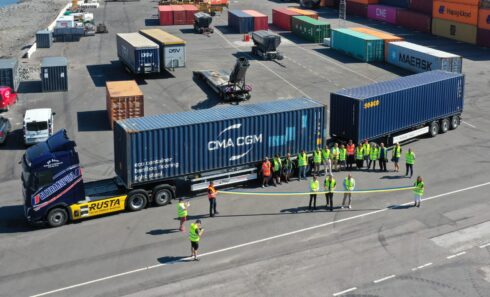 Daniel Johansson, Supply Chain Manager, Stadium, Mathias Lidén, vd på Alltransport och Marcin Karluk, Transport Manager, Rusta klipper bandet när regionens första eldrivna HCT-ekipage välkomnas till Norrköpings Hamn.