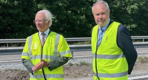    Konung Carl XVI Gustaf och länsöverdirektör Jörgen Peters. 