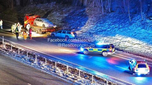 Hade bärgaren stått på andra sidan av personbilen hade han antagligen blivit krossad. Foto: Rescue Photo
