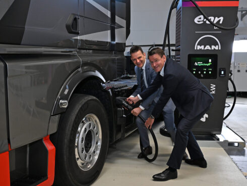 E.ON och MAN samarbetar med byggnation av laddinfrastruktur. Till vänster Leonhard Birnbaum, vd E.ON SE  och till höger Alexander Vlaskamp, vd MAN Truck & Bus SE. Foto: MAN E.ON.