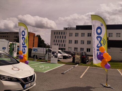 Fordonet lotsas in över denna induktionsskena och laddas sedan där - utan assistans av någon människa. Foto: ELMO.