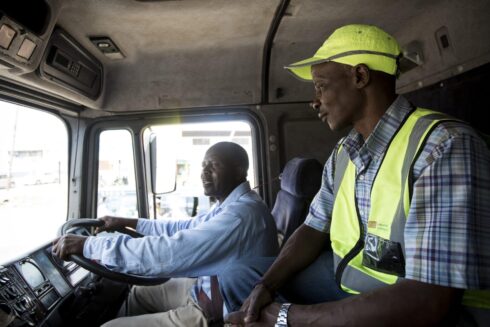 I Ghana dör många i trafiken. Utbildning är en viktig nyckel för ökad trafiksäkerhet. Foto: Transaid.