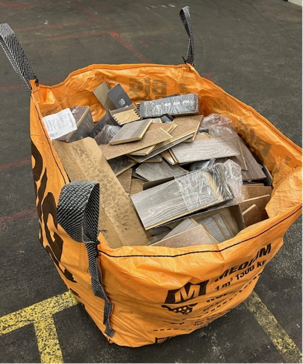 En pall som undersöktes innehöll 28 vadderade plastpåsar med cirka 20 kilo cannabis. Foto: Tullverket.