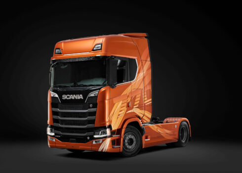 Scanias Fire Editions Sunburnt Orange har en påtaglig närvaro. Foto: Scania.