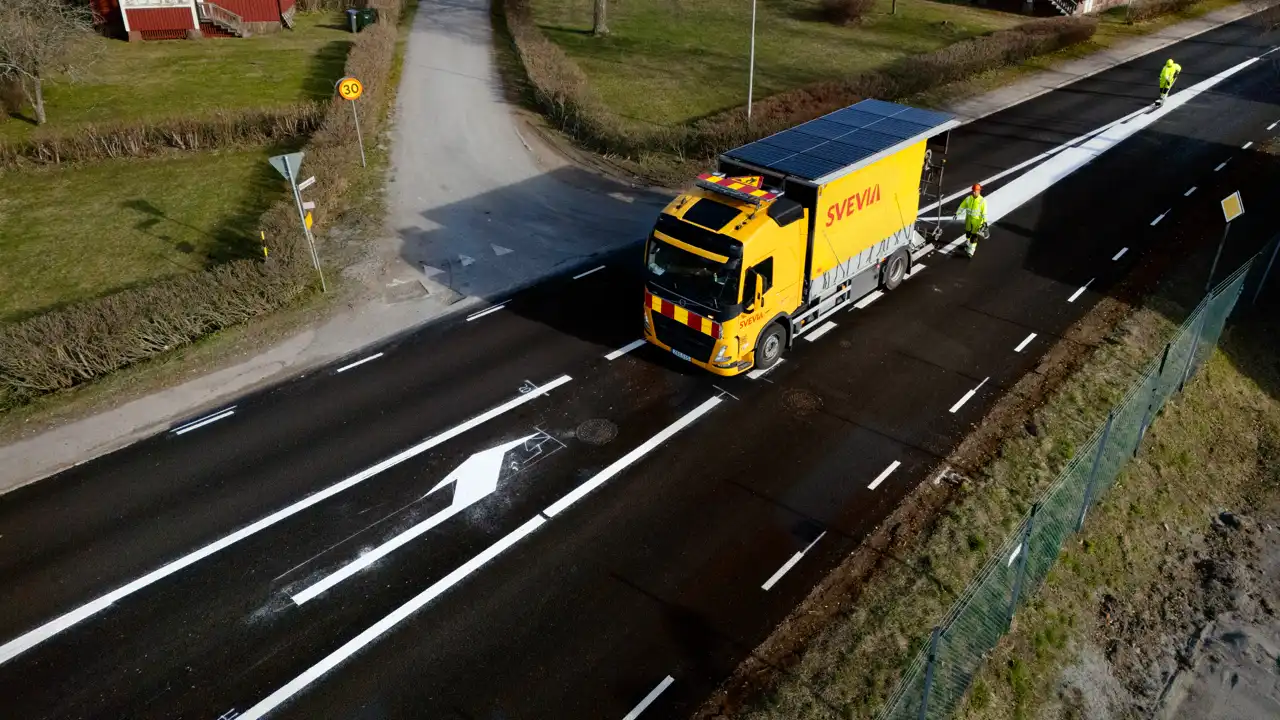 ”När de upplever att trafiken sänker hastigheten minskar stressen vilket skapar en bättre och tryggare arbetsmiljö, säger Tim Ljung, Svevia. Foto: Svevia..