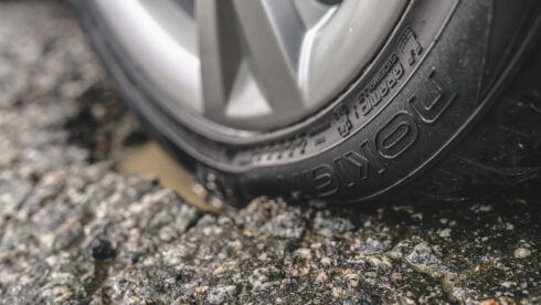 Det finns åtgärder som minskar risken för allvarliga skador när man kör ner i ett potthål. Foto: Nokian Tyres.