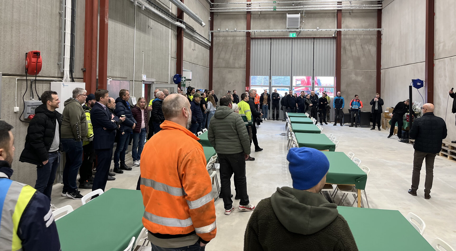 Invigning av den nya, mer miljövänliga lastbilstvätten i Jönköping. Foto: Bring.