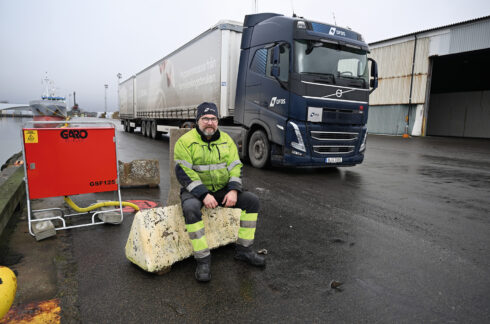 Ellastbilen som Sassa kör, en Volvo FH Electric, modellår 2024, rullar mellan Värö Bruk och Varbergs hamn med 38 ton pappersmassa i varje last.