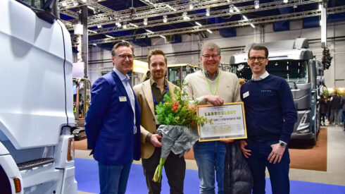 Från vänster Niklas Engholm, försäljningschef Scania, Anders Lööf, vd LBC Frakt i Värmland, Lars Reinholdsson, senior adviser och före detta vd LBC Frakt i Värmland, Niclas Johnson, försäljningschef Volvo Lastvagnar.