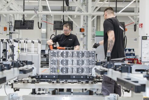 Befintlig personal har också kunnat vidareutbildas för att arbeta med batteriproduktionen. Foto: MAN Trucks.