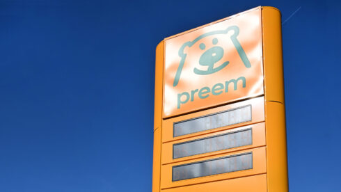 HVO100 tillverkas på olika sätt av olika producenter framhåller Preem som nyligen fick världens första Svanenmärkning av sin egenproducerade Preem Redefine HVO. Foto: Preem. 