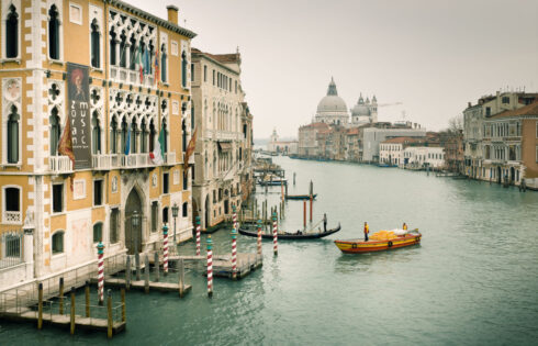 En av DHL:s gondoler levererar i Venedig. Foto: DHL Group.