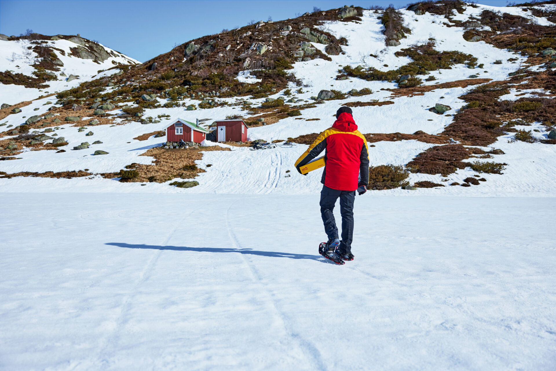 Snöskorna är ungefär 50 cm långa och 20 cm breda och hjälper dem att nå sina avlägsna norska kunder. Foto: DHL Group.