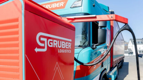 Ellastbil från Gruber Logistics som är partner i EU-projektet FLEXMCS (Flexible Megawatt Charging Systems) laddas vid en laddstation från Gruber Logistics. Foto: Gruber Logistics.