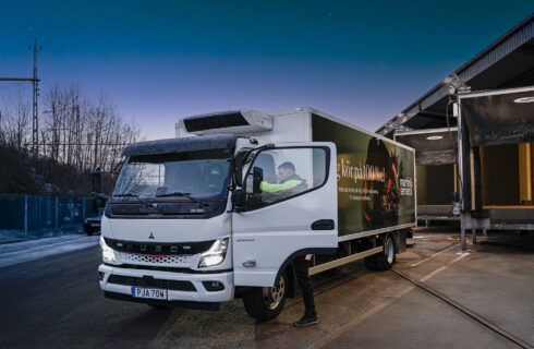 Martin & Serveras första FUSO eCanter används för kyl- och frystransporter på trånga gator i Stockholm. Foto: Fuso