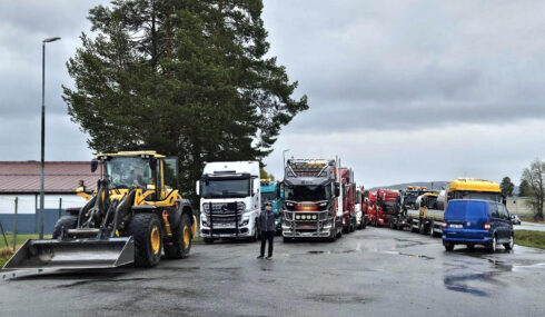 Beslutet om nedläggning av transportutbildningen i Vilhelmina ledde till massiva protester och en manifestation där ett 60-tal lastbilar körde i kortege genom centralorten. Foto: TYA