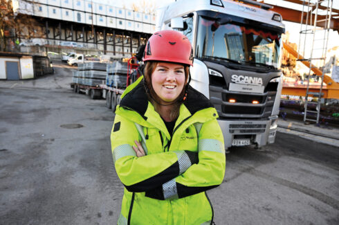 Sara Johansson trivs som lastbilschaufför. Om hon skulle byta jobb skulle det vara att köra truck i så fall – stora truckar. 