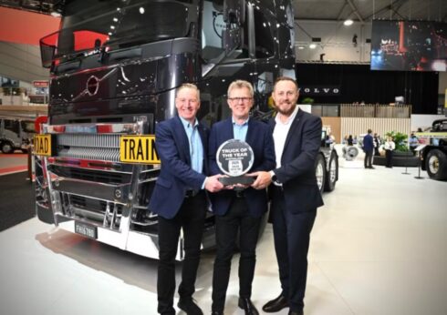    Från vänster Per-Erik Lindström, vice vd Volvo Trucks International, Roger Alm, vd Volvo Trucks, Tom Chapman, vice vd Volvo Trucks Australia. Foto: Volvo Lastvagnar.