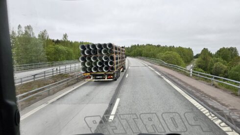 Lasten är 2,9 meter bred och saknar korrekt skyltning och blir därför inhämtad av polisen. Foto: Jonas Schneider
