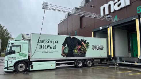 Att kunna ladda under pågående lastning och lossning, ökar effektiviteten och även takten i klimatomställningen. Foto: Martin & Servera.
