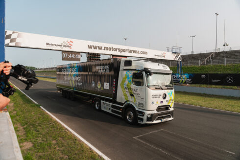 En något bakvänd målgång när rekordet blev satt. Foto: Mercedes-Benz Truck.
