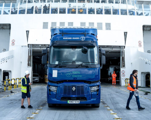 Första tunga elfordonet med gods att med färja korsa Engelska kanalen mellan Dover och Calais. Foto: Kuehne+Nagel.
