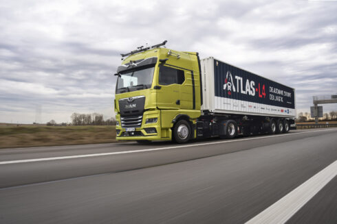 Förarlösa lastbilar blir gradvis verklighet: sedan januari 2022 har MAN Truck & Bus och 11 projektpartners arbetat tillsammans i forsknings- och utvecklingsprojektet ATLAS-L4 (automatiserad transport mellan logistikcenter på motorvägar på nivå 4) för att få ut autonoma lastbilar på vägarna. Foto: MAN.