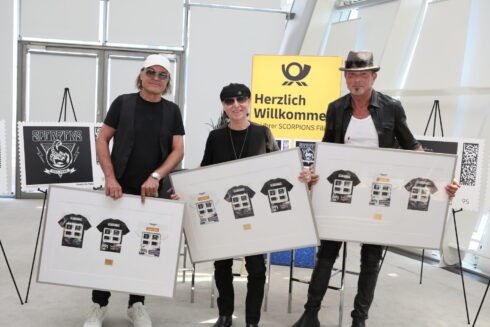 Frimärkena utformas som t-shirts. Från vänster Matthias Jabs, leadgitarrist och leadsångare Klas Meine. Foto: DHL:
