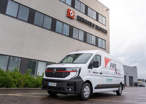 Det 5 000:e elfordonet gick till HRX i Finland. Foto: Renault Trucks.