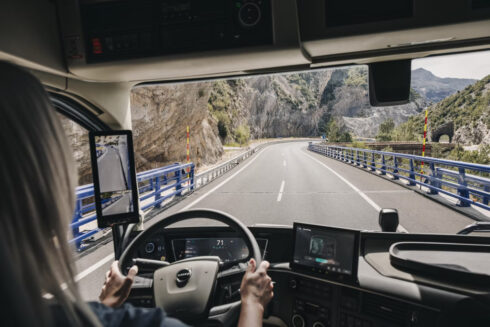 "Man kan inte ta tung behörighet och direkt ha samma erfarenhet som den som har kört länge", säger Linda Engman. Foto: Volvo Trucks/arkivbild.